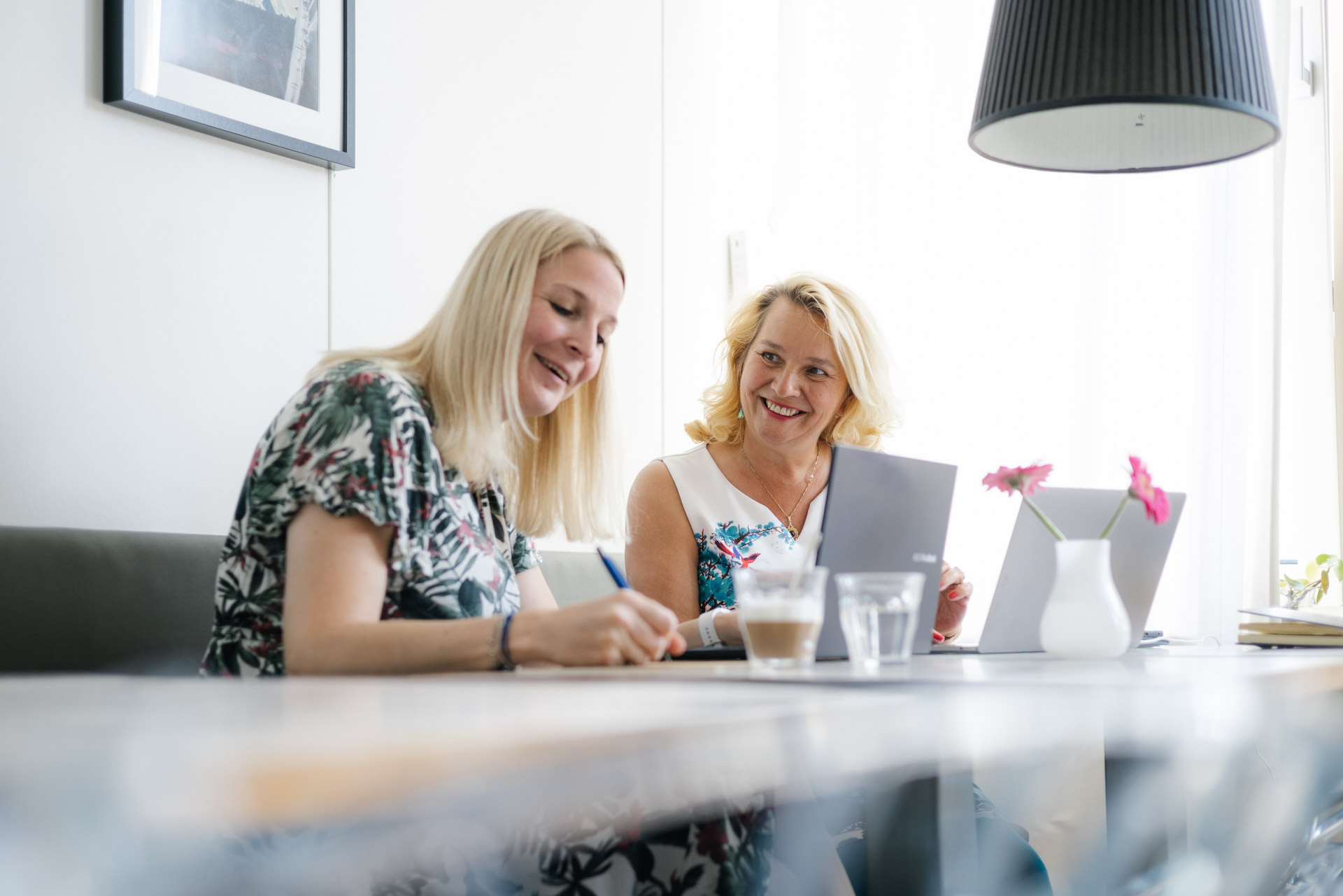 Stephanie Beijnes in gesprek met collega bij Good Place 2 Work