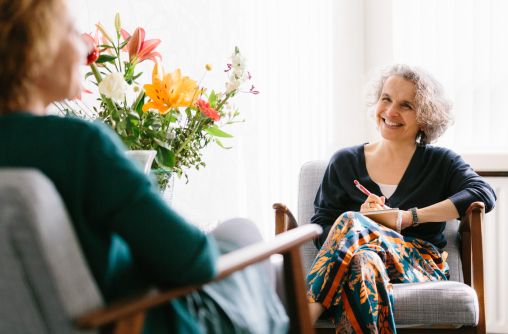 Ondernemerscoach Noëlla de Jager in gesprek met coachee