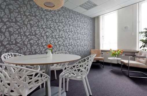 Spreekkamer Silver met ronde witte tafel en leren fauteuils
